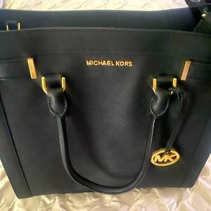 Tote bag, 100% leather, Gold-tone hardware, Interior: 2 front slip pockets